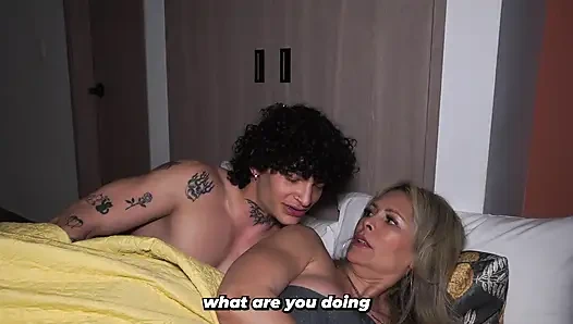 Vollbusige blonde stiefmutter teilt am ende ihr hotelbett mit ihrem tätowierten stiefsohn