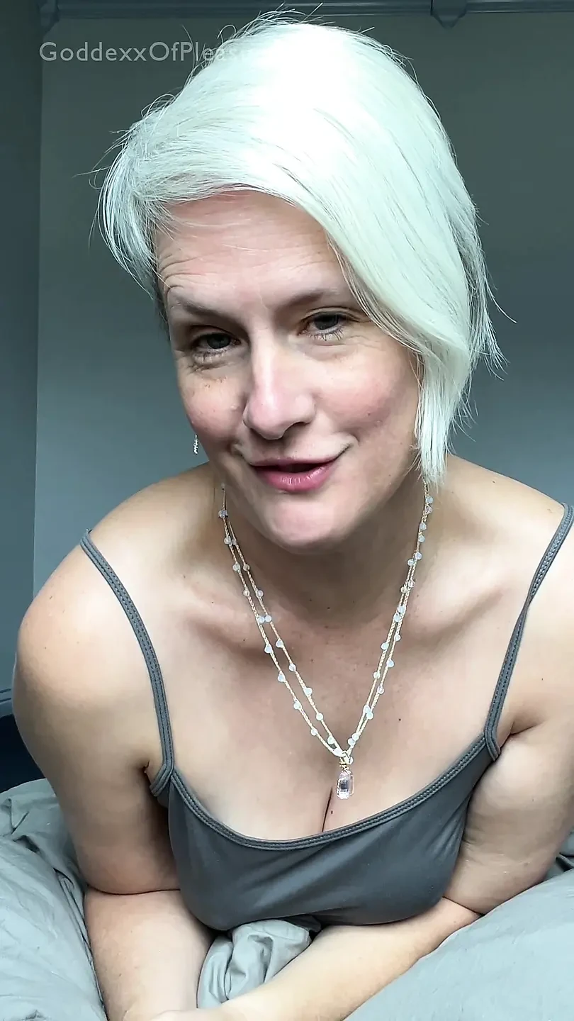 Vacation With StepMommy, She Showed Off Her Tits and Ass While Giving Me JOI To Help Me Rest