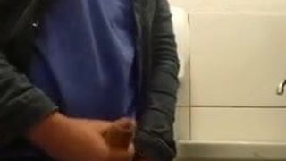 Ich habe bei der Arbeit masturbiert und bin ins Badezimmer gekommen