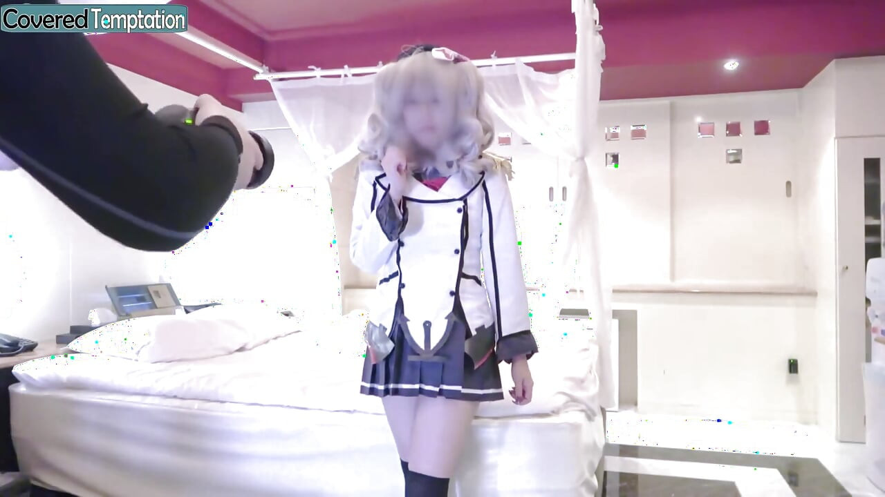 Cewek sange dengan kostum cosplay ini lagi asik nyepong kontol cowok pelanggar lingkaran sampai dicrot di muka dan diam-diam angle2