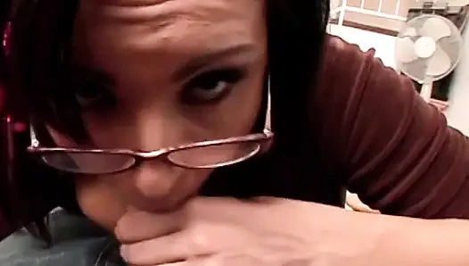 Gözlüklü seksi hatun uzun yaraklı bu adama sakso çekiyor