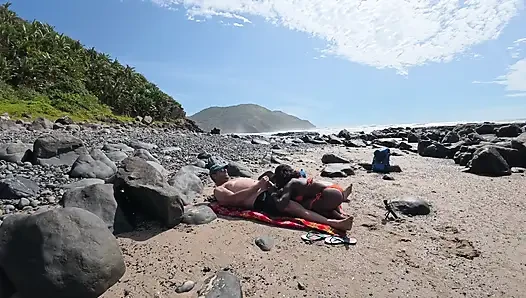 Потерянное между приливами и друг другом - возбужденная чернокожая милфа скачет на своем любовнике