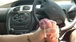 Éjaculation dans la voiture