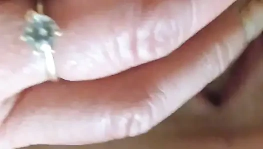 Seksi kız arkadaş aşağı atıyor!
