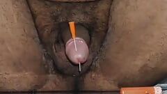 Testa del pene con piercing grande campanellino