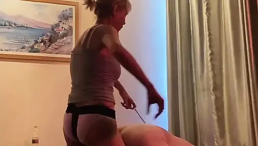 Milf, strap-on'la adamla yatıyor