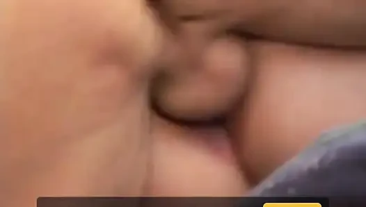 Pria dewasa lagi asik makan kue navy sama cewek cantik rambut cokelat
