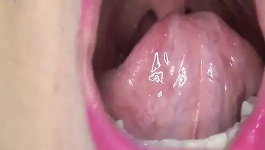 Горячее развлечение с глотанием больших мандаринов