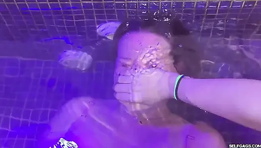 Check-in untuk kink - bagian 2: dikendalikan dengan tangan di bak mandi