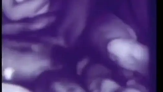 Azgın siyah beyaz orta yaşlı seksi kadın ve takma yarak dildo ile klasik üçlü grup seks (ses yok ama müzik)