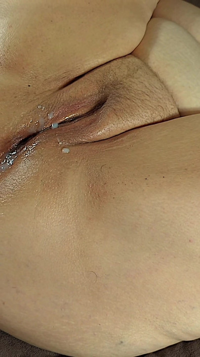 「大きな脂肪のジューシーなお尻の戦利品の白いぽっちゃり系SSBBW熟女の女性のおしっこ、潮吹き、中出しのホットセクシーな景色」からの見事な瞬間
