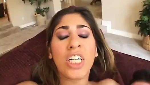 Indian bombshell reitet fetten schwanz des mannes auf seiner couch
