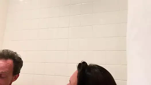 55 m fotoğrafçım onu banyoda baştan çıkardıktan sonra üzerime boşaldı. Beni iyi sikiyor!