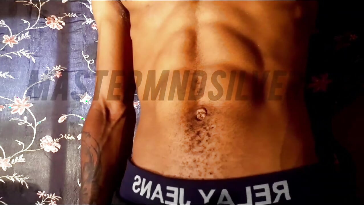 MasterMndSilver exponiendo su cuerpo