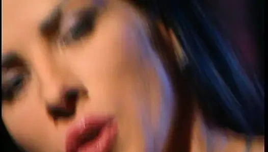 Esmer bir partide yakalandı büyük sert yarak emiyor yüzüne boşalıyor