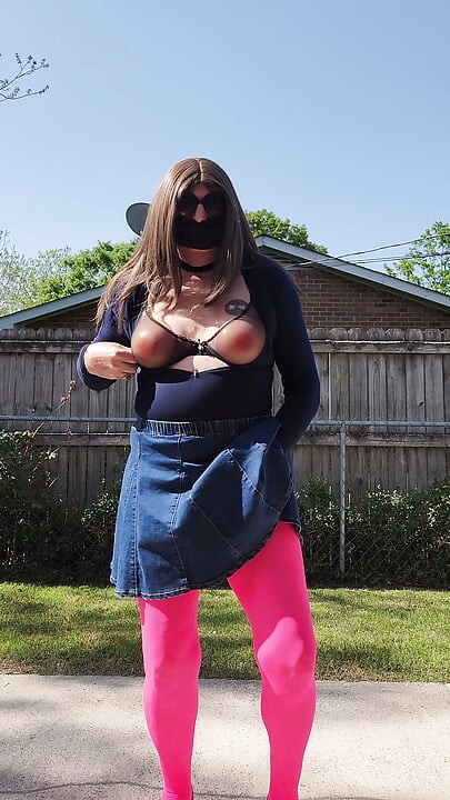 Gay, crossdresser, açık havada tahrik. Külotlu çorap, mayolu ve etekli.