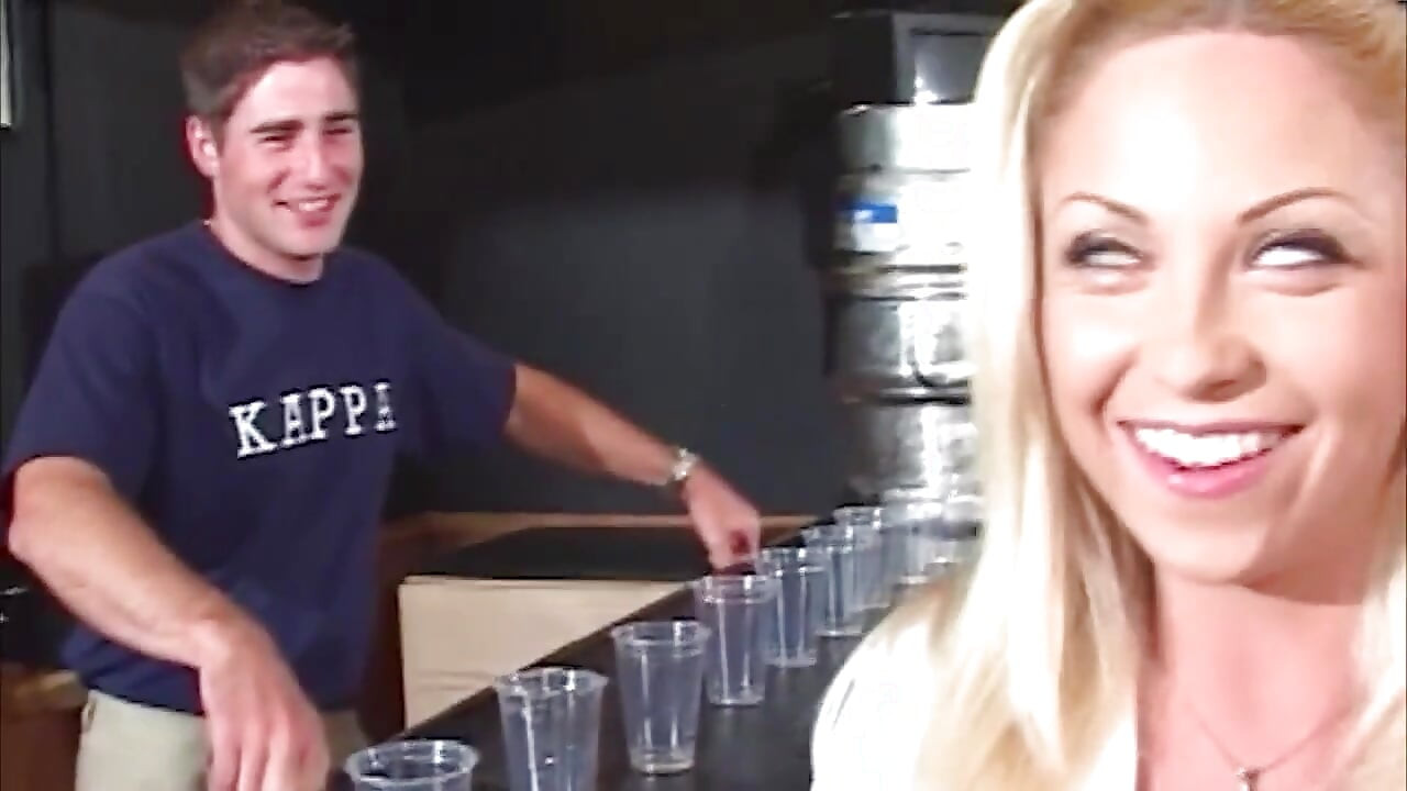 Studenta Kelly în fustă în carouri este pe bar