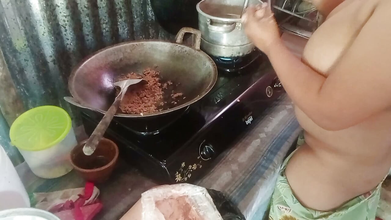 Desnudando a la suegra que está cocinando