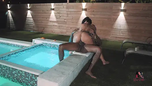 Шлюшка у бассейна и большой черный член