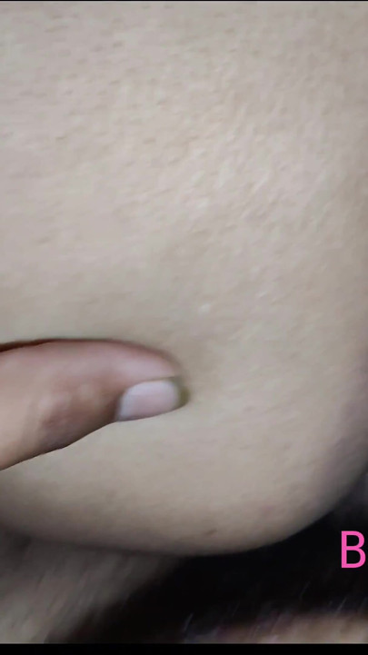 欺騙她的丈夫並與她的丈夫朋友發生性關係