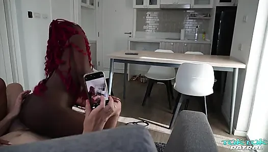 TuktukPatrol скучающая подруга делит большой член в тройничке