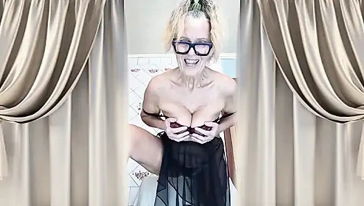 Lukerya si ibu rumah tangga hot dengan baju hitam di dapur