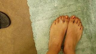 Masturbation dans la salle de bain sur les pieds et les orteils