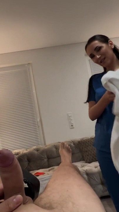 Az otthoni masszázs kellemes meglepetéssé válik | Klip 2