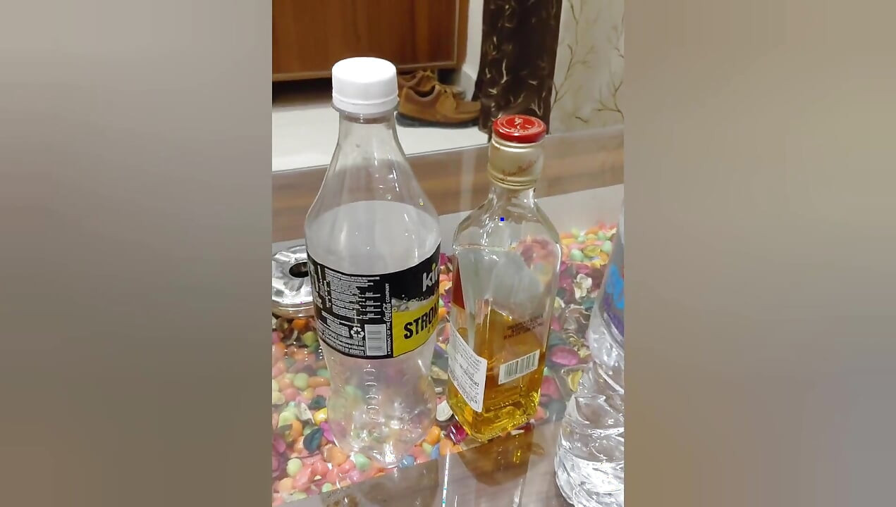 一个年轻的商人在酒店房间里雇佣了一个美女