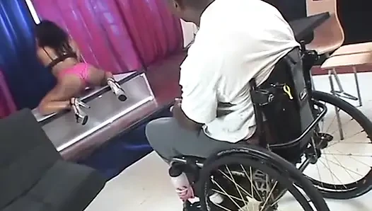 Schwarzes schätzchen mit fettem hintern fickt rollstuhl-typen