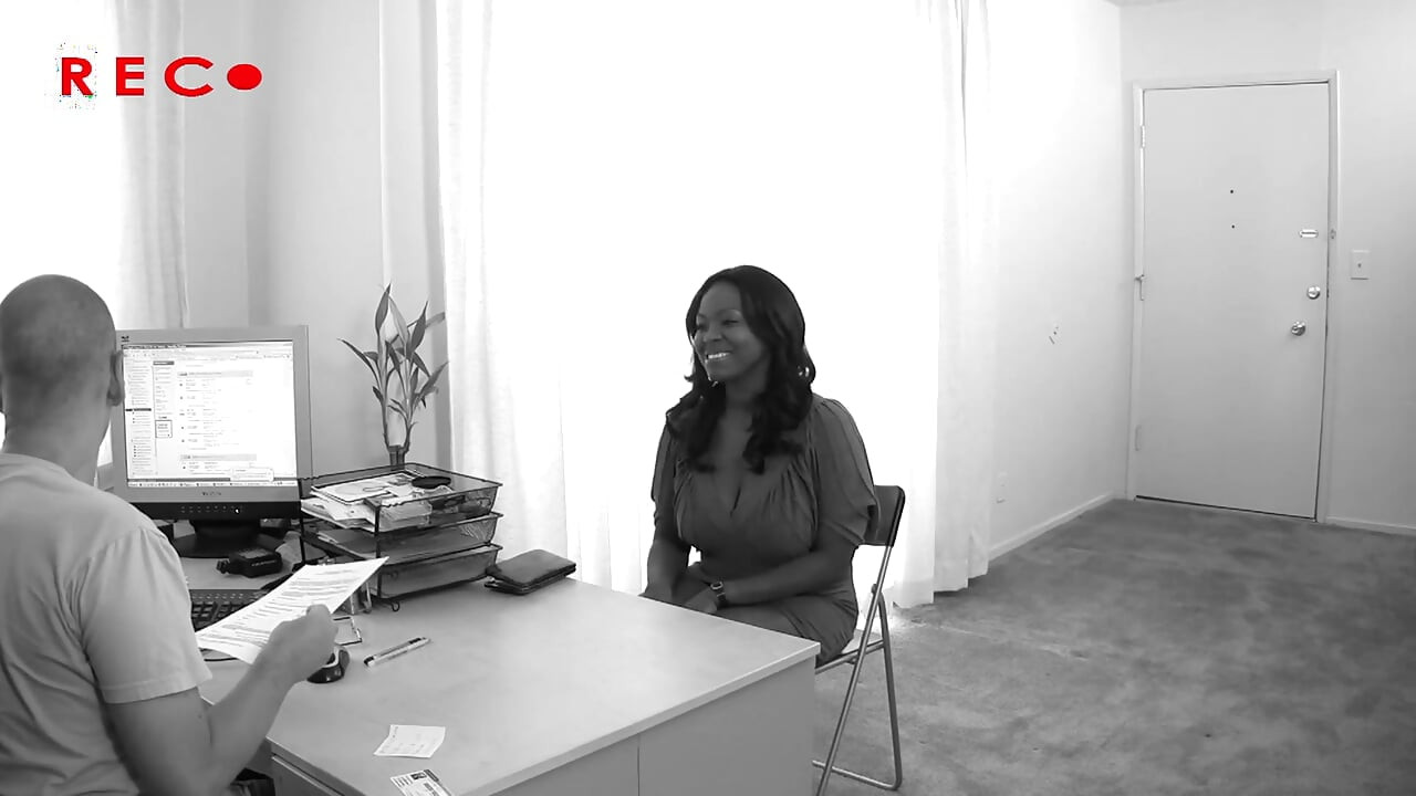 Czarna milf penetruje kutasa w jej słodki tyłek