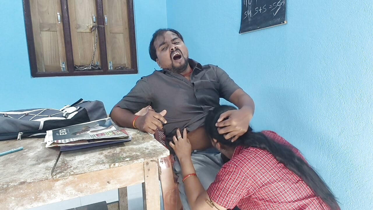 Colegiala india desi de 18 años follando con su profesor en el aula, mientras el profesor está estudiando, vídeo xxx de chica india desi