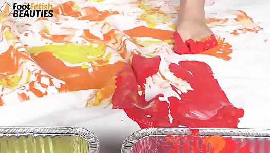 Esmer diva ödüllü bir sanat yaratmak için ayaklarını ve ellerini boyayla kaplıyor