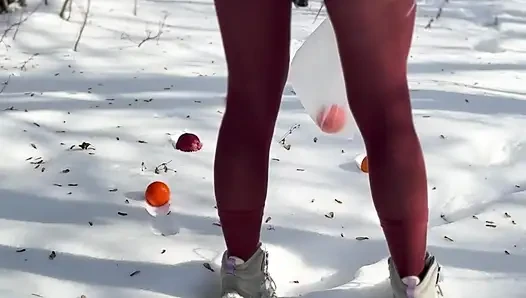 Karda külotsuz meyve topluyorum