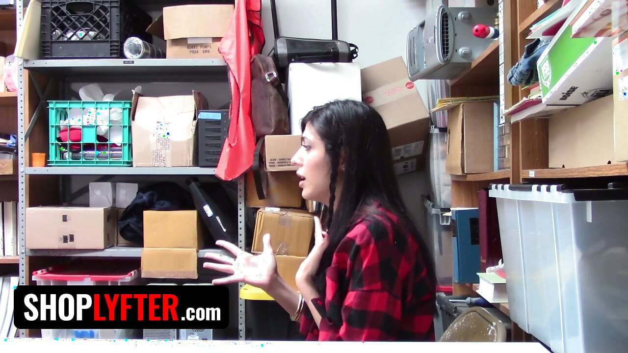 Shoplyfter - Audrey Royal, troubleuse sexy, reçoit d’énormes éjaculations faciales par deux gardes de sécurité