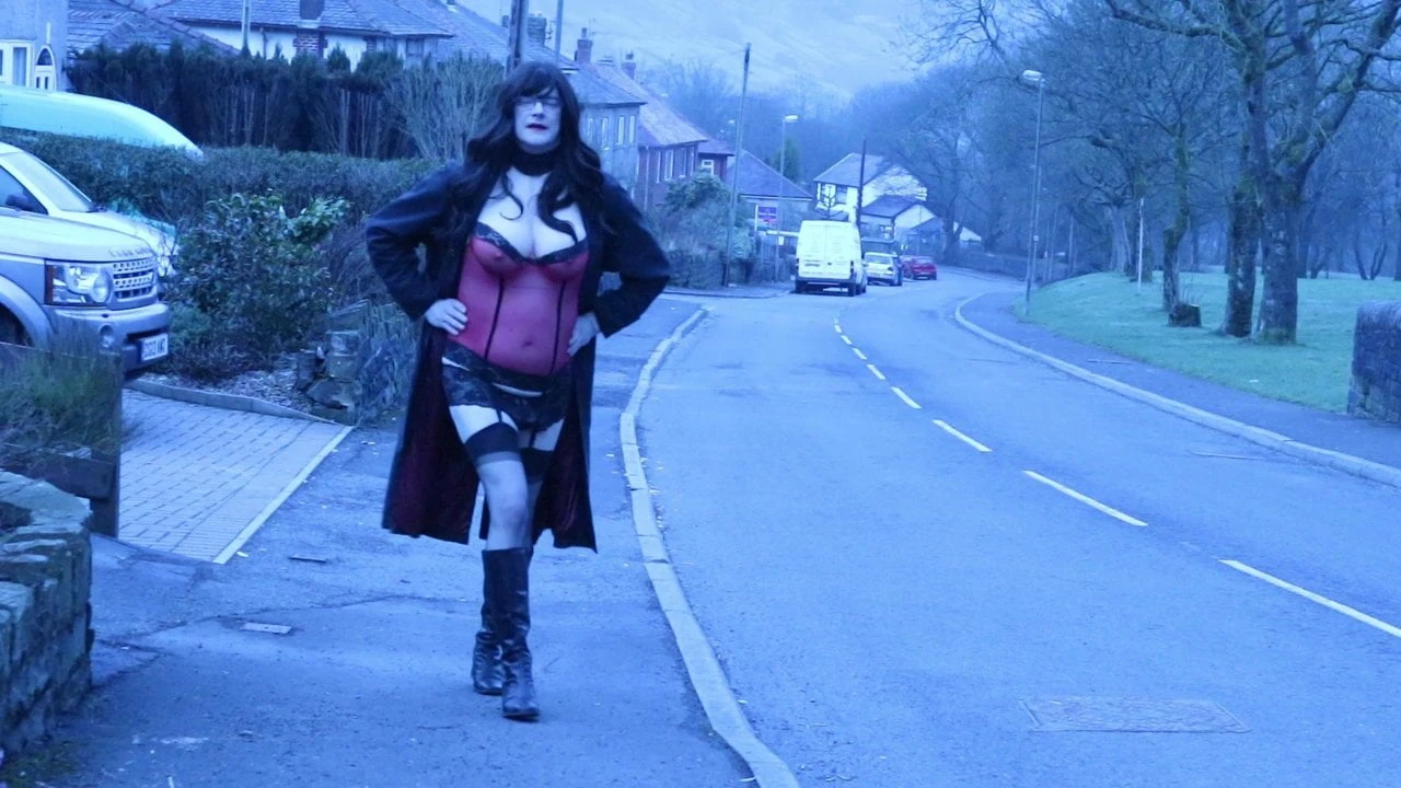 Crossdresser à l'extérieur dans une rue résidentielle