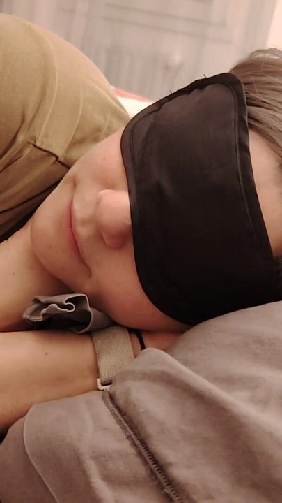 Close-up! Aku bangunin ibu mertuaku tante seksi ini, dia nyepong kontolku dan aku crot di mulutnya | Klip 1