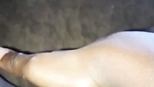 Sıkı amcığımı genişletmeye çalışıyorum