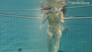 Tiener verliest haar slipje onder water
