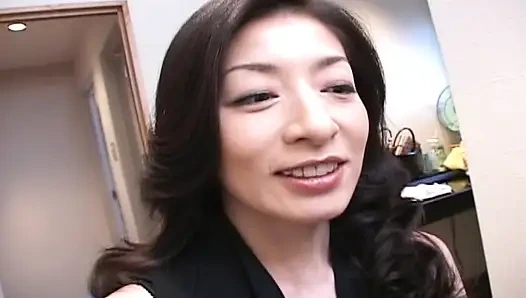 Japanische MILF liebt es, mit spielzeug zu spielen