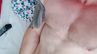 Muskulöser Typ masturbiert mit Cumshot, europäischer Typ mit Tattoo