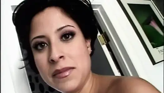 Сексуальной брюнетке нужен большой член!