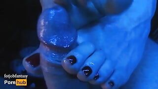 Фантастическая дрочка ногами и пальцы ног, сперма между пальцами ног в любительском видео!