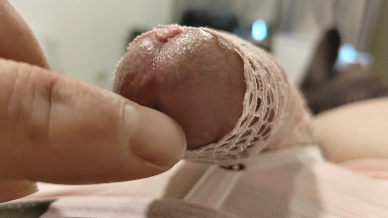 Femboy se joacă cu spermă fierbinte excitată amatoare lipicioasă 3FTBouch