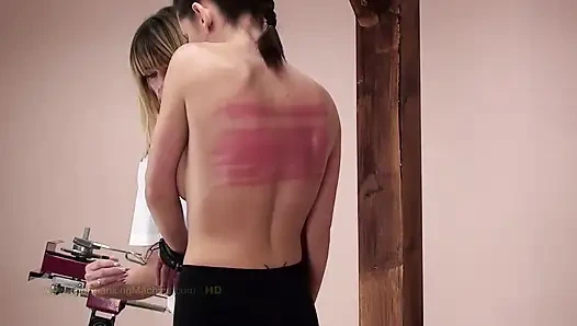 Marianna1 spanking-maschine - nackte rückenpeitsche