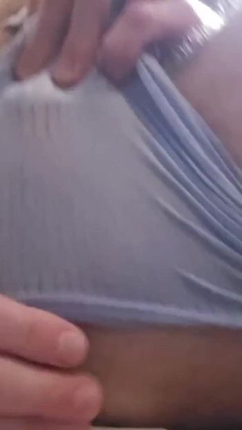 Emotivni trenutak iz "Analni orgazam u gaćicama jašući igračku Lovense"