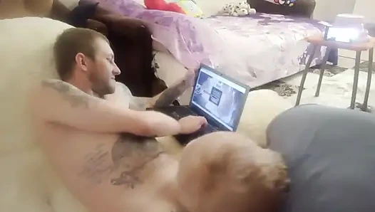 Я играю на компьютере, мне подрочили и отсосали