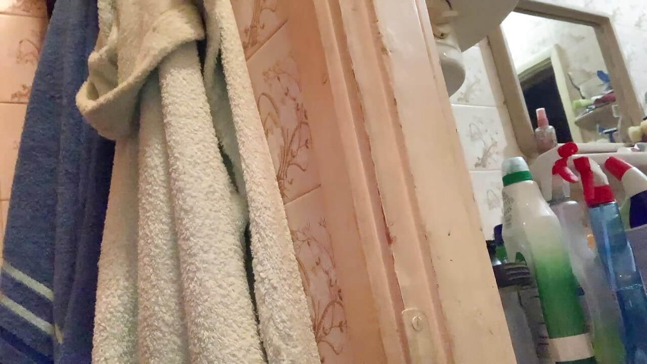 Une bombasse nue dans la salle de bain