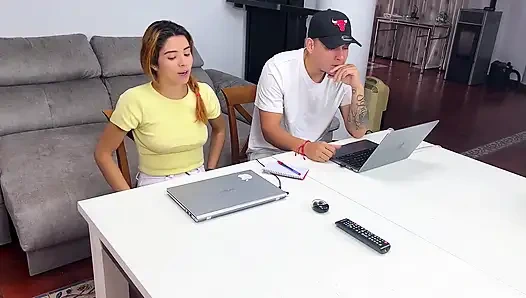 İtaatkar hiçbir şey söylemeden sert sikilmeye ve sonunda coo'sunun içine boşalmaya izin veriyor