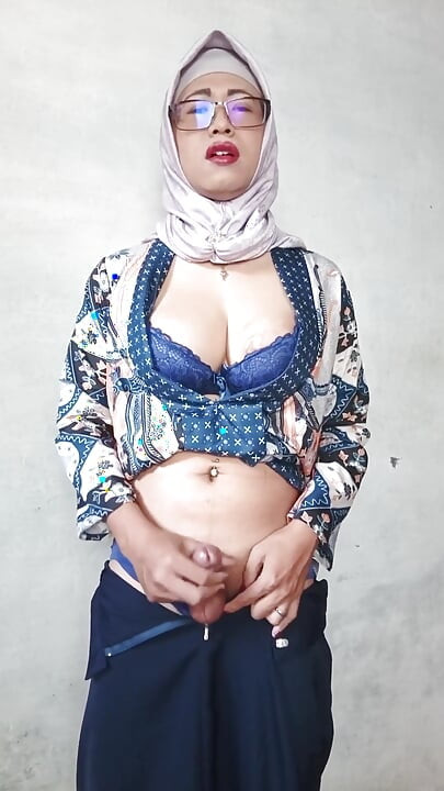 Büyük yaraklı tesettürlü travestiler boşalana kadar dildoyla mastürbasyon yapıyor